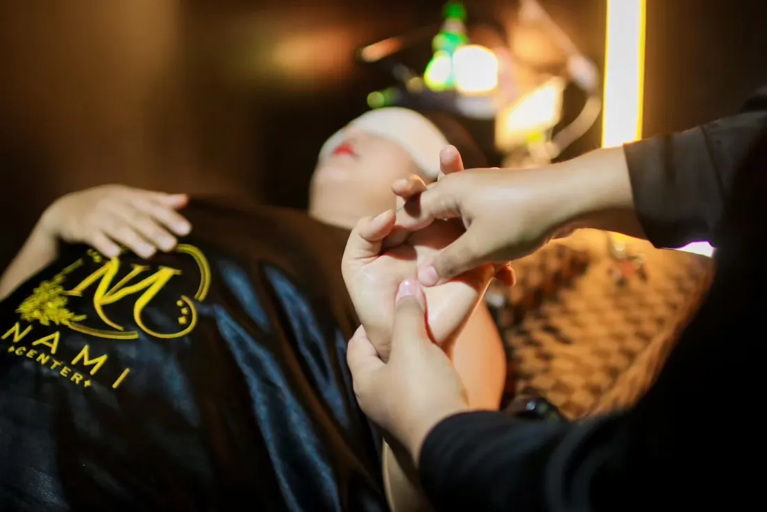 นวดมือในโปรแกรมนวดหัวอายุรเวท ที่นามิ เซ็นเตอร์