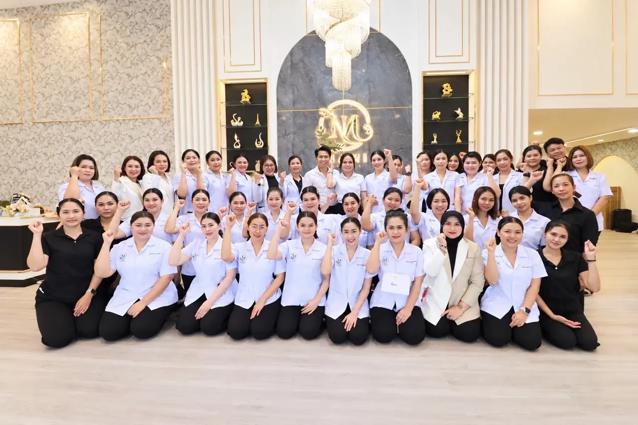 ทีมผู้บริหาร ผู้จัดการ และพนักงานนามิ เซ็นเตอร์ ในงานสัมมนาบริษัทที่สาขาหาดใหญ่